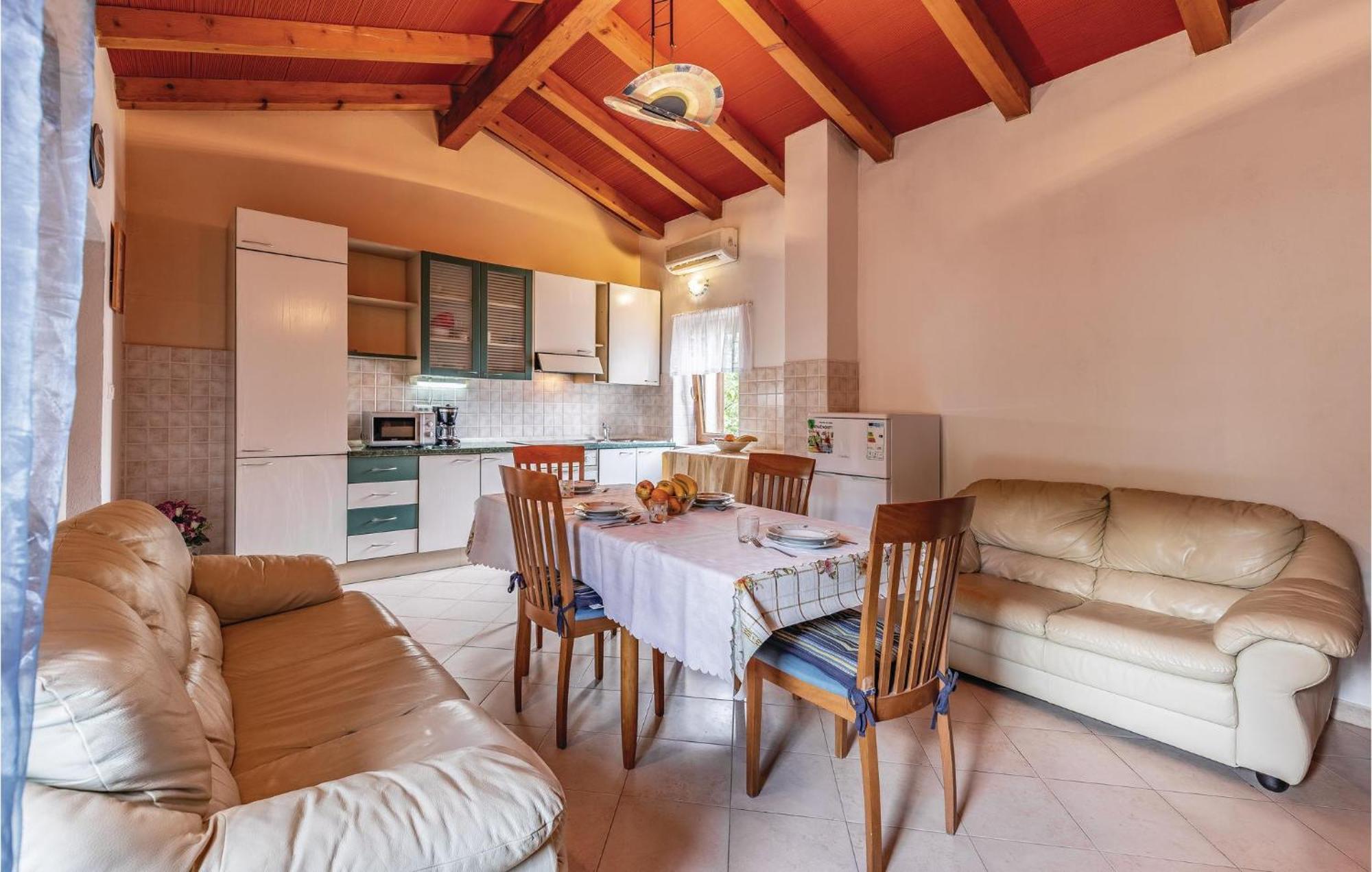 2 Bedroom Amazing Home In Rakotule Екстер'єр фото