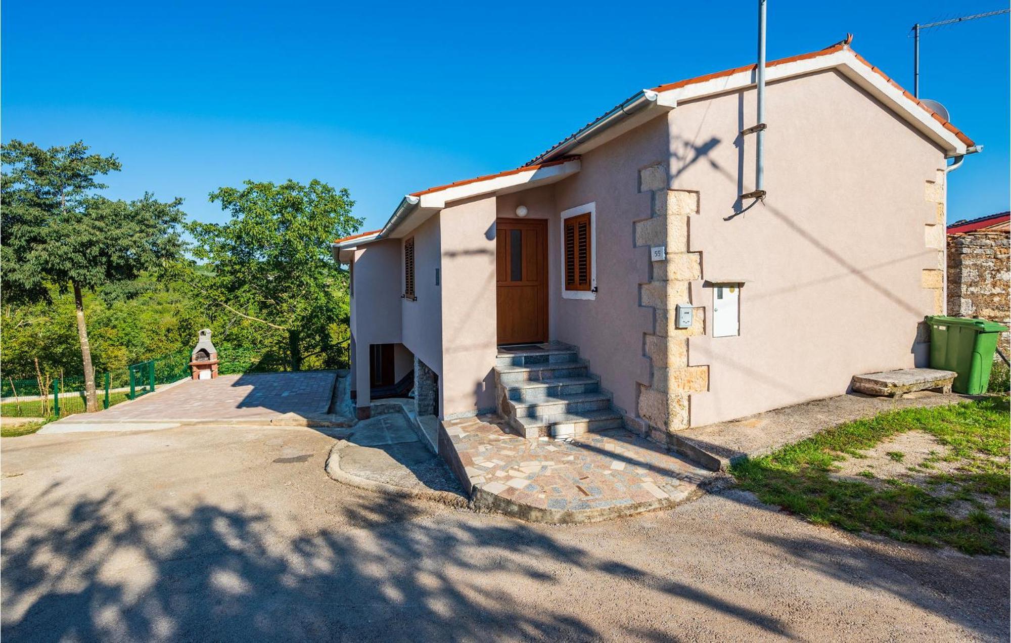 2 Bedroom Amazing Home In Rakotule Екстер'єр фото